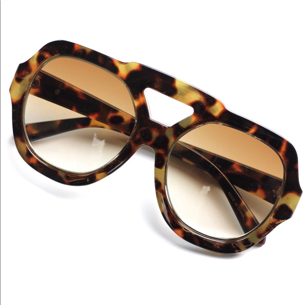 Laced with style infamous “SAFARI” sunglasses.